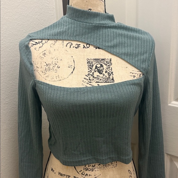 NWOT-Cutout Front Rib-knit Crop size L- 8/10 - Picture 4 of 8